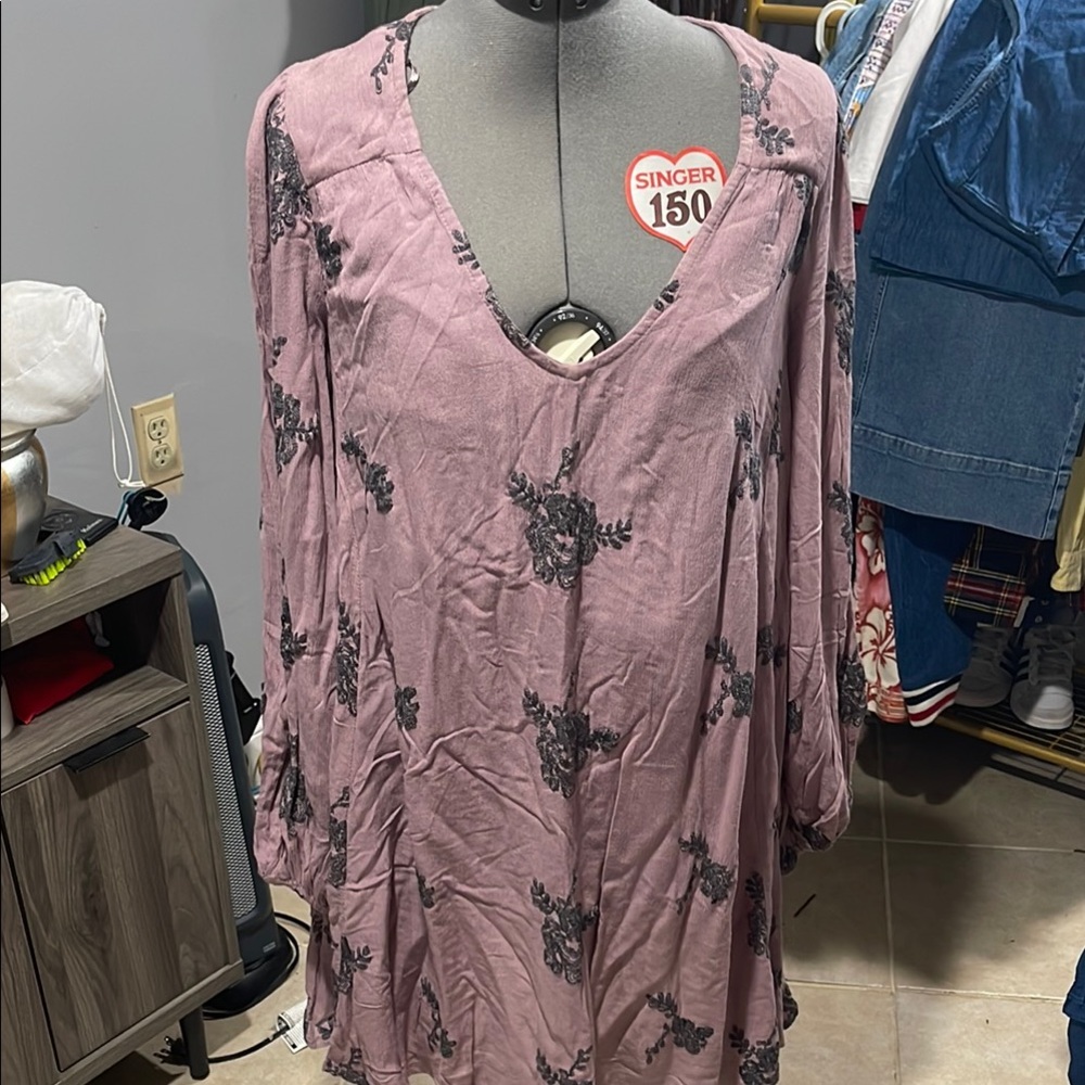 Free People Embroidered Floral Print V-Neck Dress - mauve & gray, Size Med. NWT
